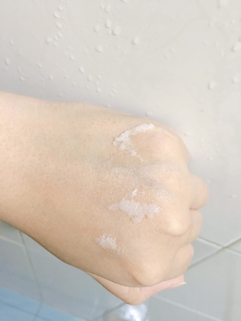 Review watsons milk salt scrub muối tắm trắng da: Sản phẩm muối tắm có màu trắng, hạt nhuyễn, và khi các bạn massage trên da sẽ để lại một lớp tinh chất bóng dầu như thế này, khá ẩm.